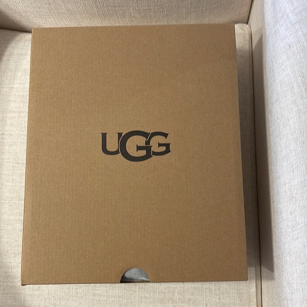 NWT Ugg Classic Ultra Mini in Chestnut.